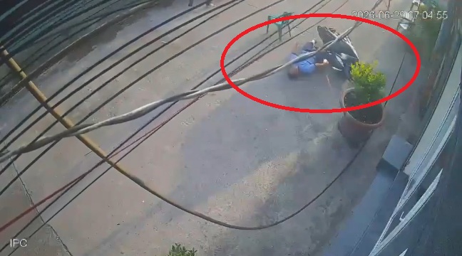 Cả hai nạn nhân đều bị thương nặng (Ảnh cắt từ clip)