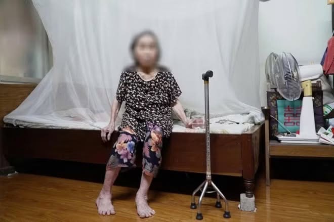 Các con phải khiêng cụ V. ra phường để làm thủ tục gia hạn ủy quyền nhận lương hưu hàng tháng. (Ảnh: Tiền Phong)