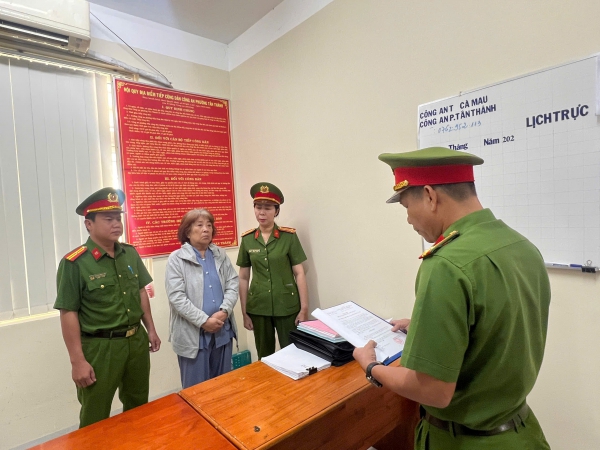 Công an thực hiện các quyết định - Ảnh: Công an Cà Mau