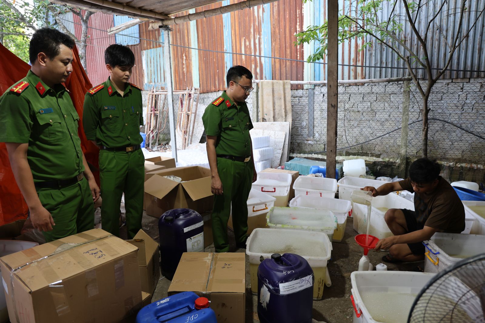 Công an khám xét các cơ sở - Ảnh: Công an Ninh Bình