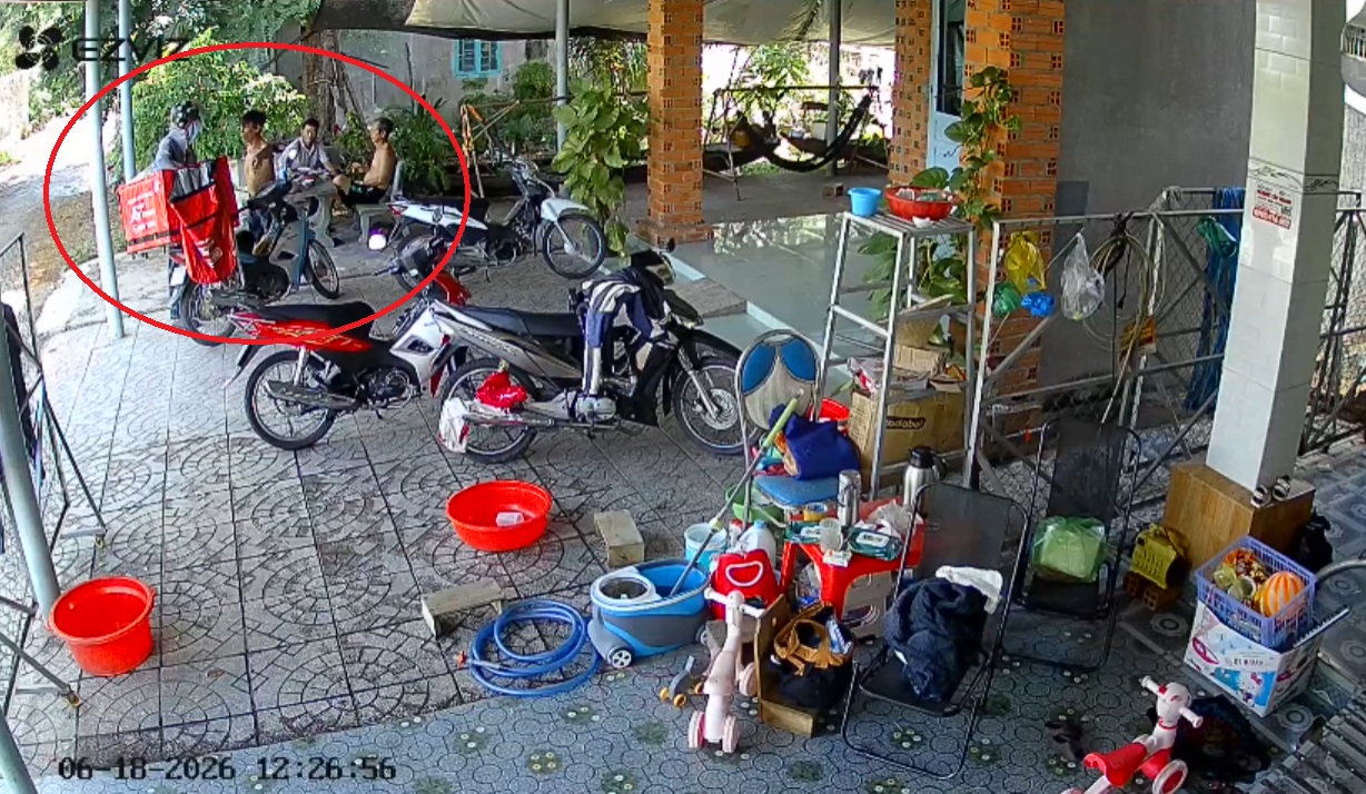 Nam shipper giao một đơn hàng khác vào ngày 18/6 và lúc này khách yêu cầu anh chịu trách nhiệm với đơn hàng giao vào ngày 17/6. (Ảnh cắt từ clip)