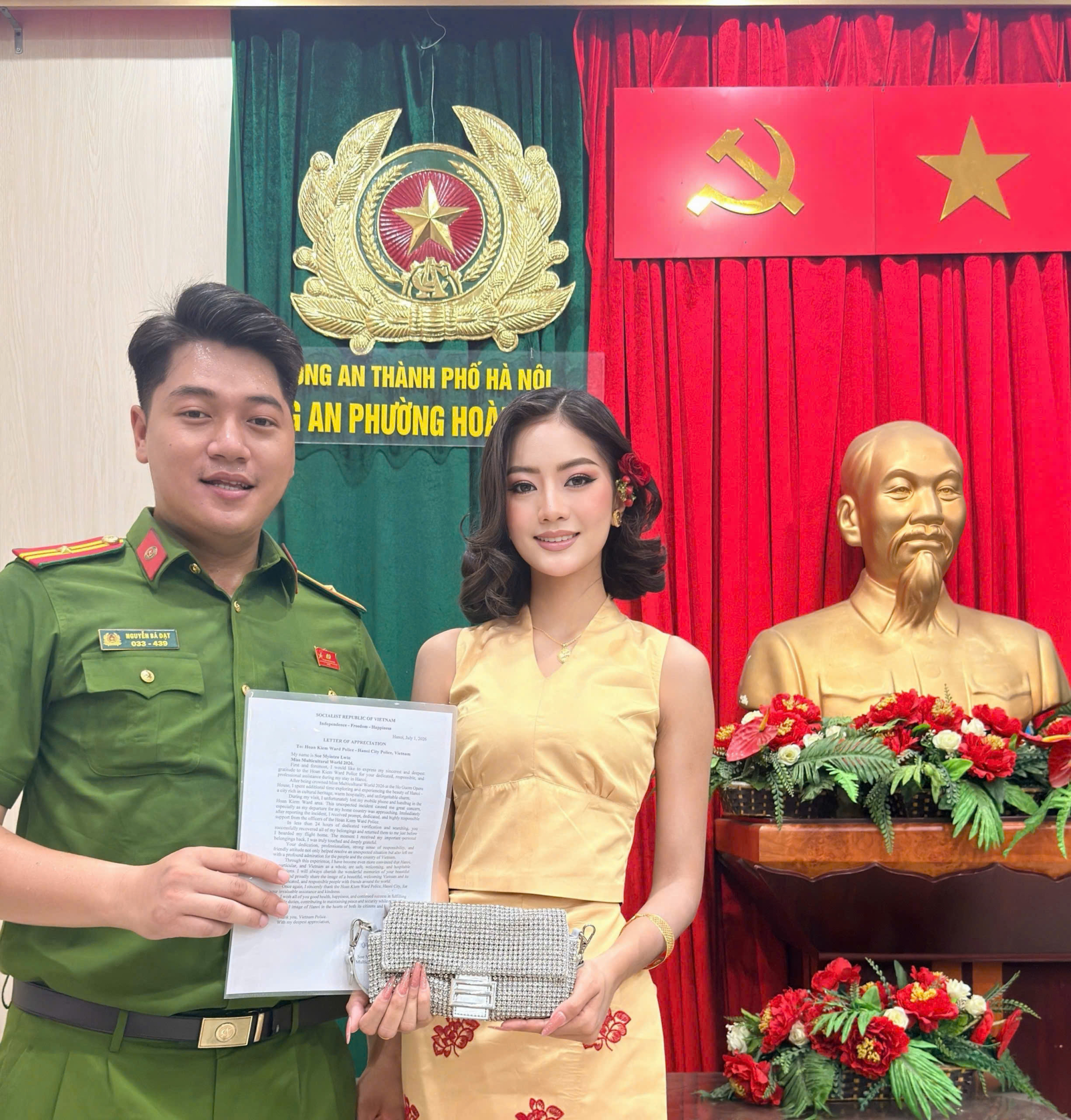 Hoa hậu Văn hóa Thế giới 2026 - Soe Myintzu Lwin - đến Công an phường Hoàn Kiếm nhận lại tài sản.