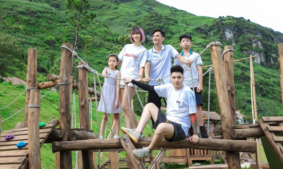 Nữ siêu mẫu bên các con.