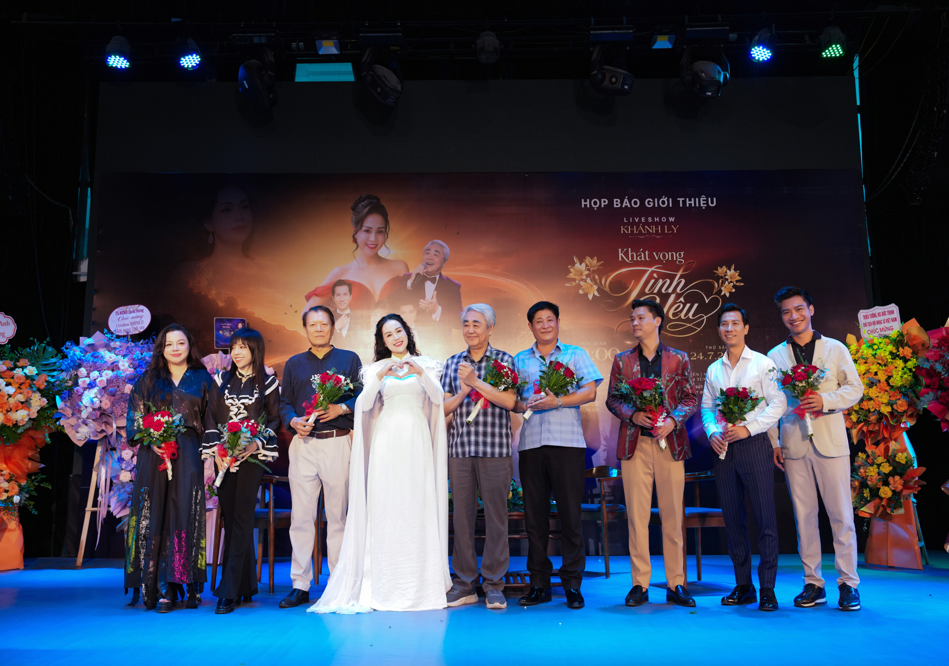 Các nghệ sĩ tham gia liveshow cùng Nguyễn Khánh Ly tại buổi giao lưu, gặp gỡ.