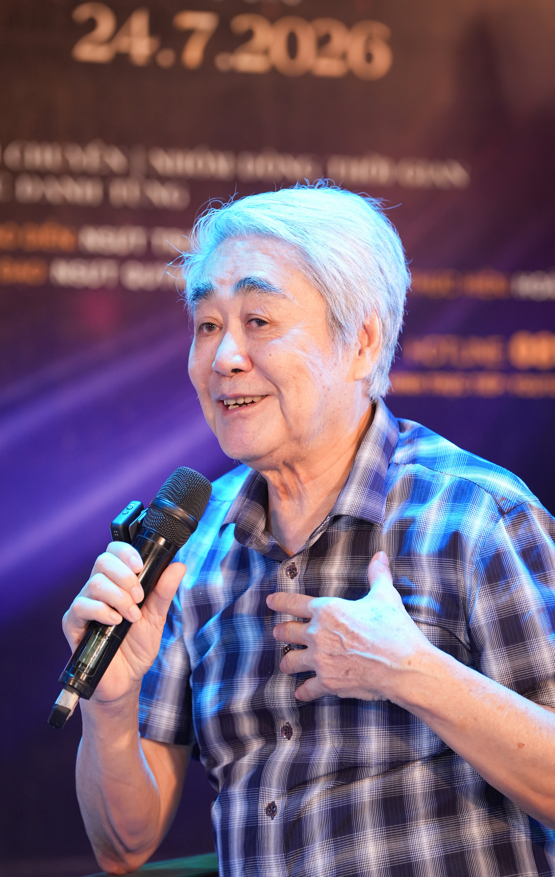 NSND Quang Thọ chia sẻ tại buổi gặp gỡ.