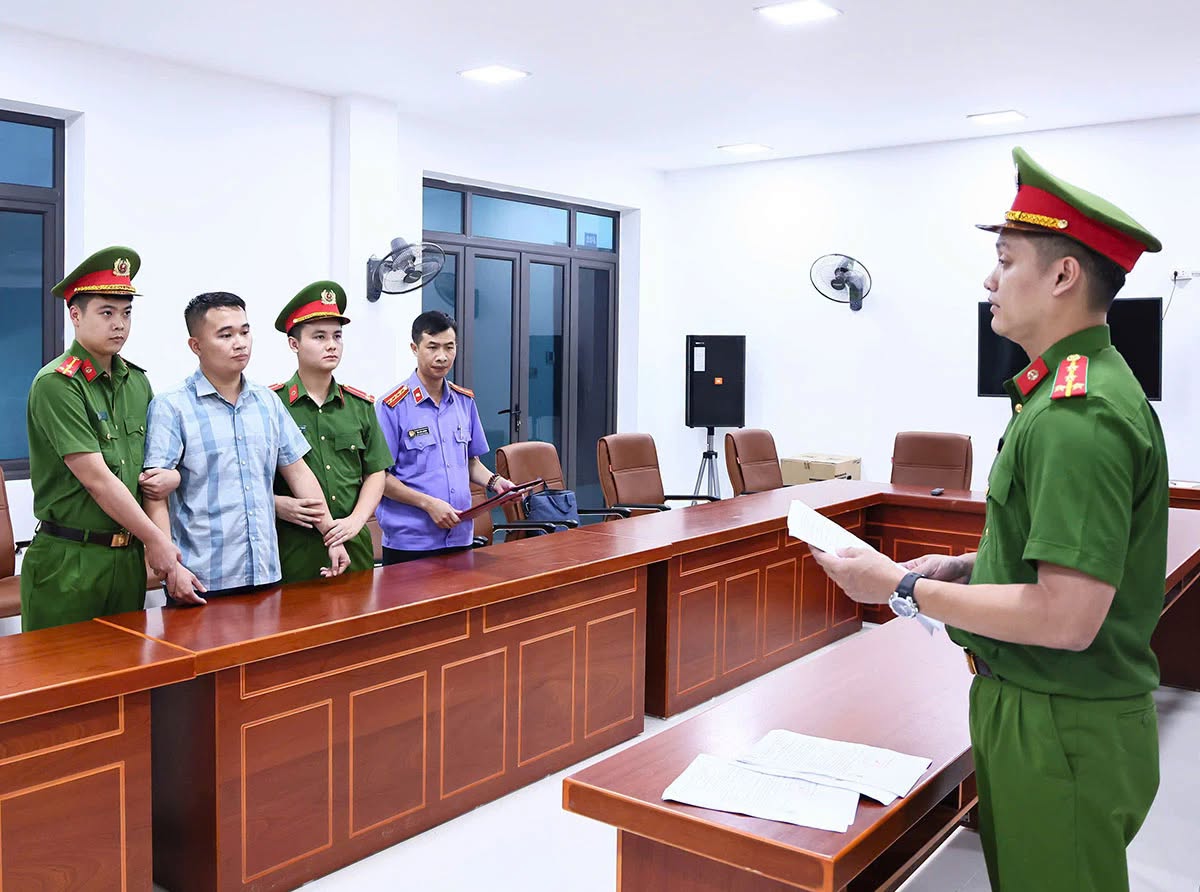 Cơ quan Cảnh sát điều tra Công an tỉnh Tuyên Quang đã thi hành lệnh giữ người trong trường hợp khẩn cấp đối với Nguyễn Hà Duy (sinh năm 1998), giáo viên Trường THPT Chuyên Tuyên Quang. (Ảnh: VTC News)