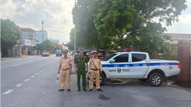 Tổ Công tác Cảnh sát giao thông cầu Nghìn cùng Công an xã Thụy Anh kịp thời cứu người gặp nạn. (Nguồn: Công an tỉnh Hưng Yên)