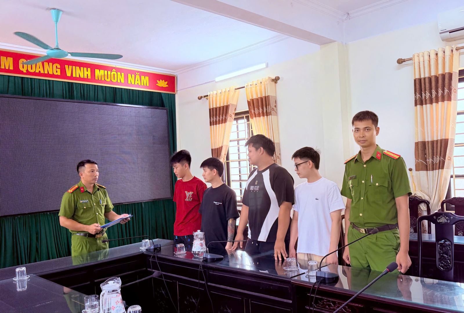 Công an bắt giữ 4 đối tượng - Ảnh: Công an Hưng Yên