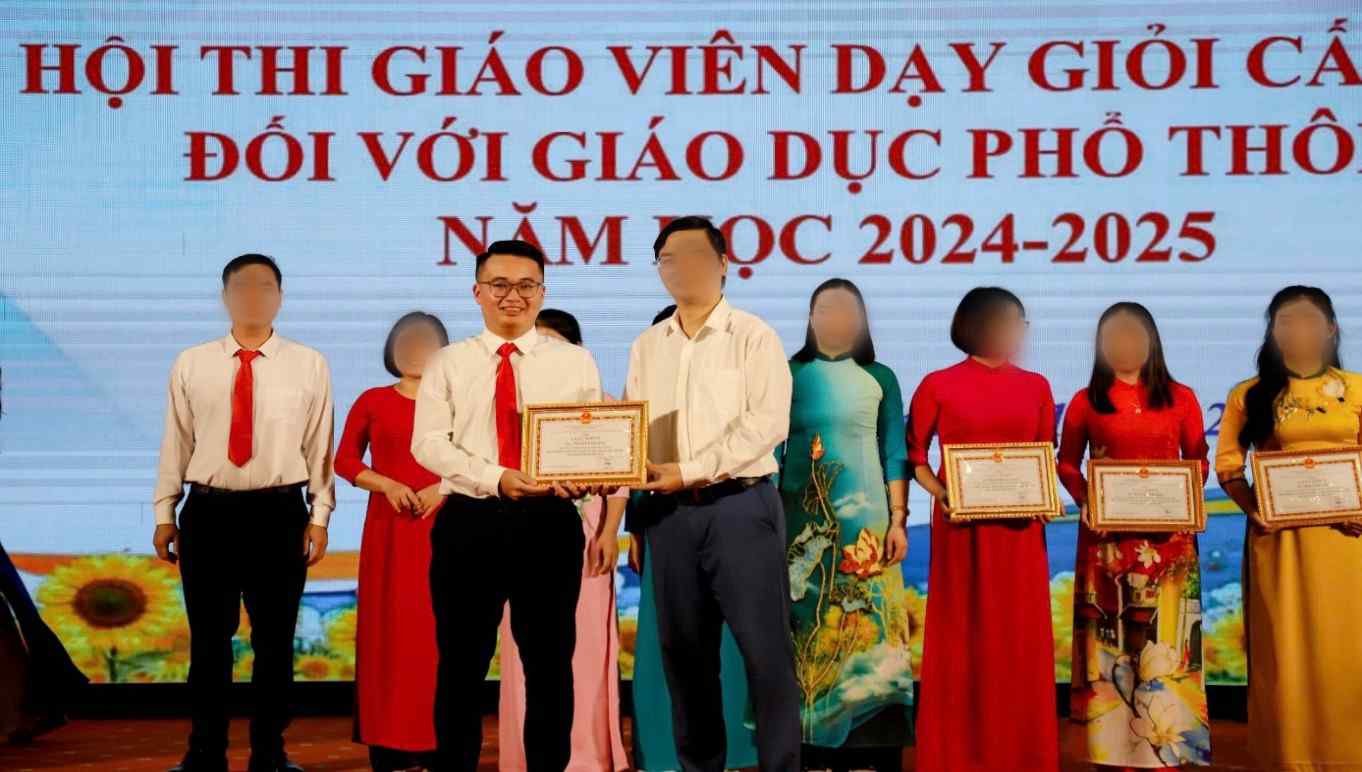 tuyenqNguyễn Hà Duy bhận Giấy khen của Giám đốc Sở Giáo dục và Đào tạo tại hội thi giáo viên dạy giỏi cấp tỉnh năm học 2024-2025 - Ảnh: Trang TTDT phường Minh Xuânuang