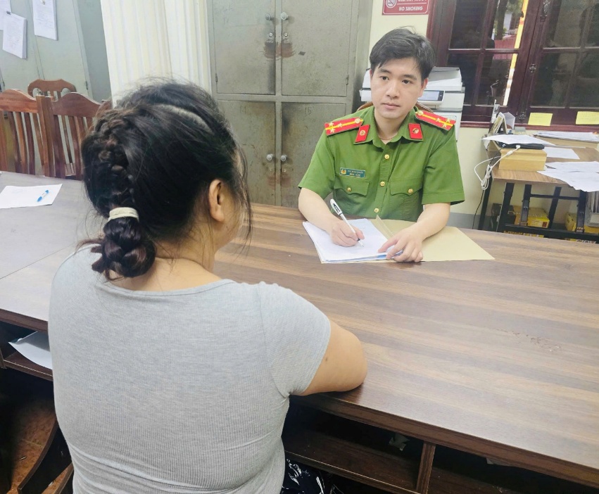 Đối tượng Nguyễn Thị Kim Anh làm việc tại Cơ quan Cảnh sát điều tra - Ảnh: Công an Lạng Sơn