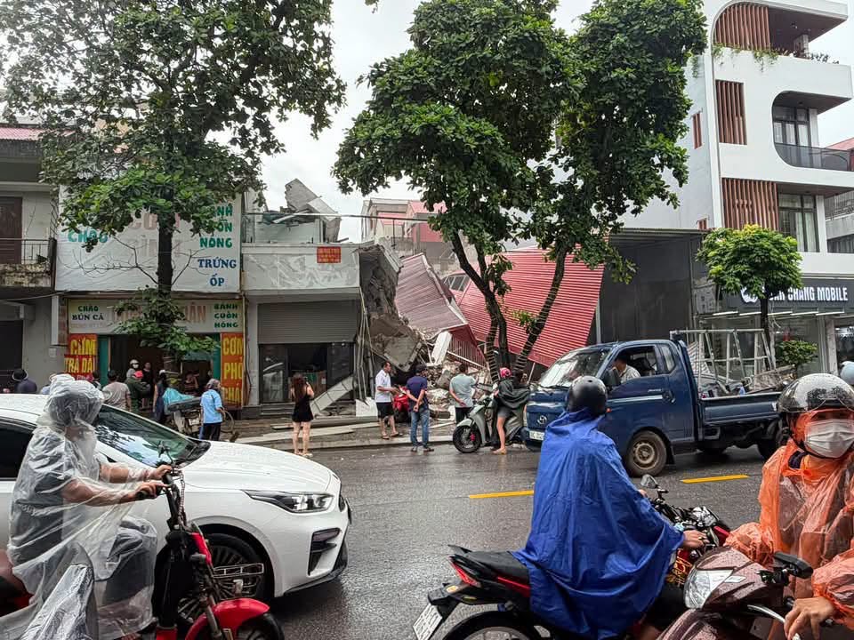 Hình ảnh ngôi nhà bị đổ sập gây chú ý.