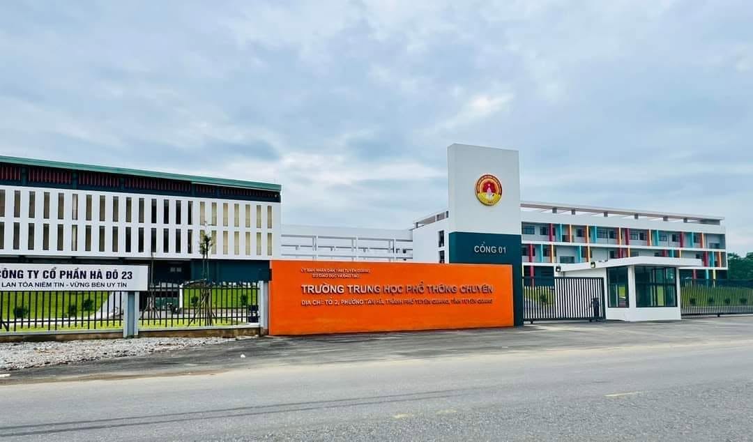 Trưởng điểm thi Trường THPT Chuyên Tuyên Quang chỉ đạo giám thị nhắc bài thí sinh.
