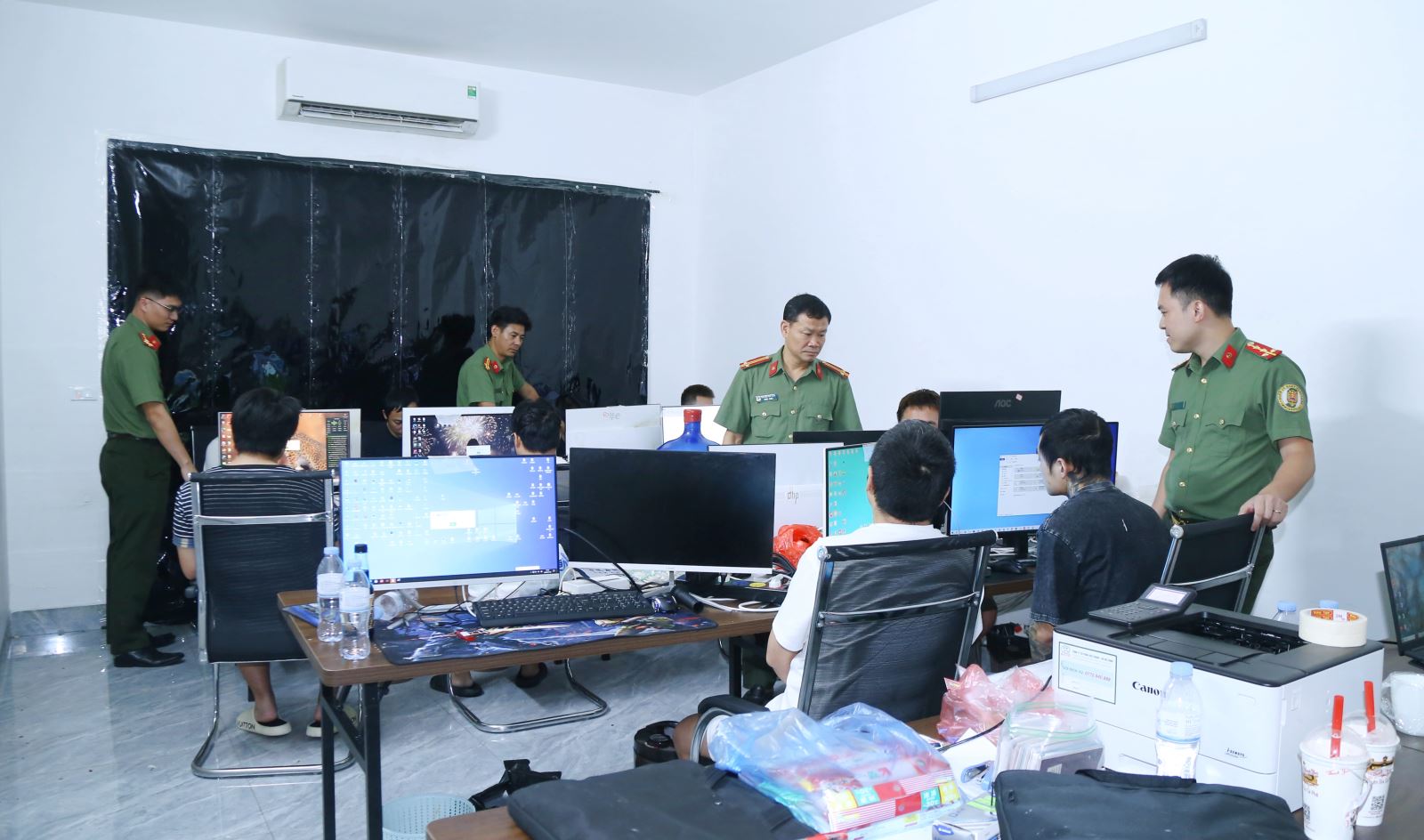 Các đối tượng dùng máy tính để lừa đảo chiếm đoạt tài sản - Ảnh: Công an Bắc Ninh