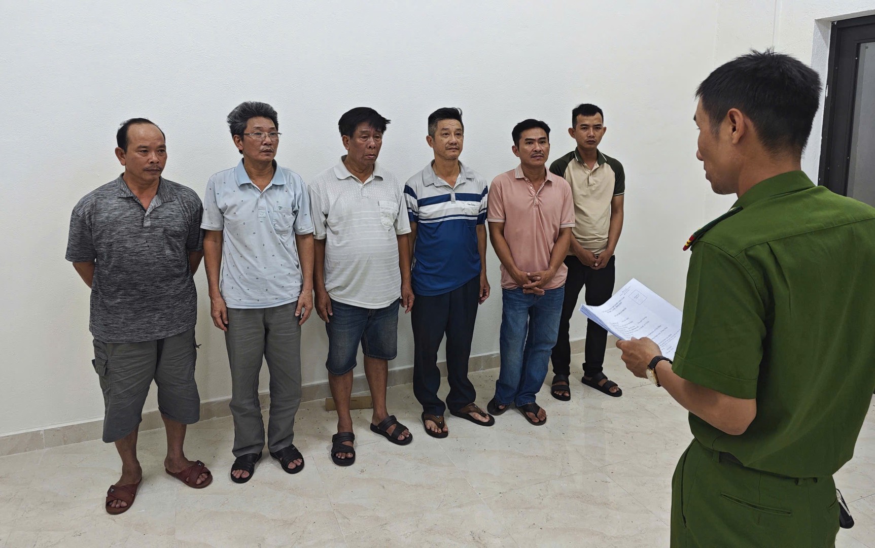 Các đối tượng tham gia đánh bạc và tổ chức đánh bạc bị tạm giữ để điều tra - Ảnh: Bộ Công an