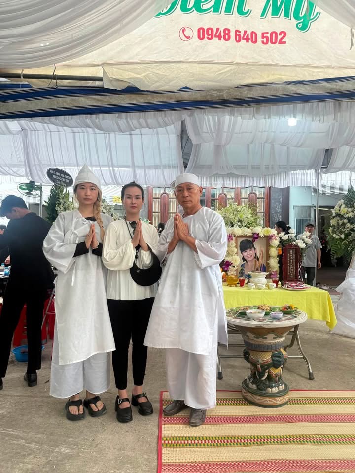 Võ Hạ Trâm tại đám tang nghệ sĩ Bạch Vân.