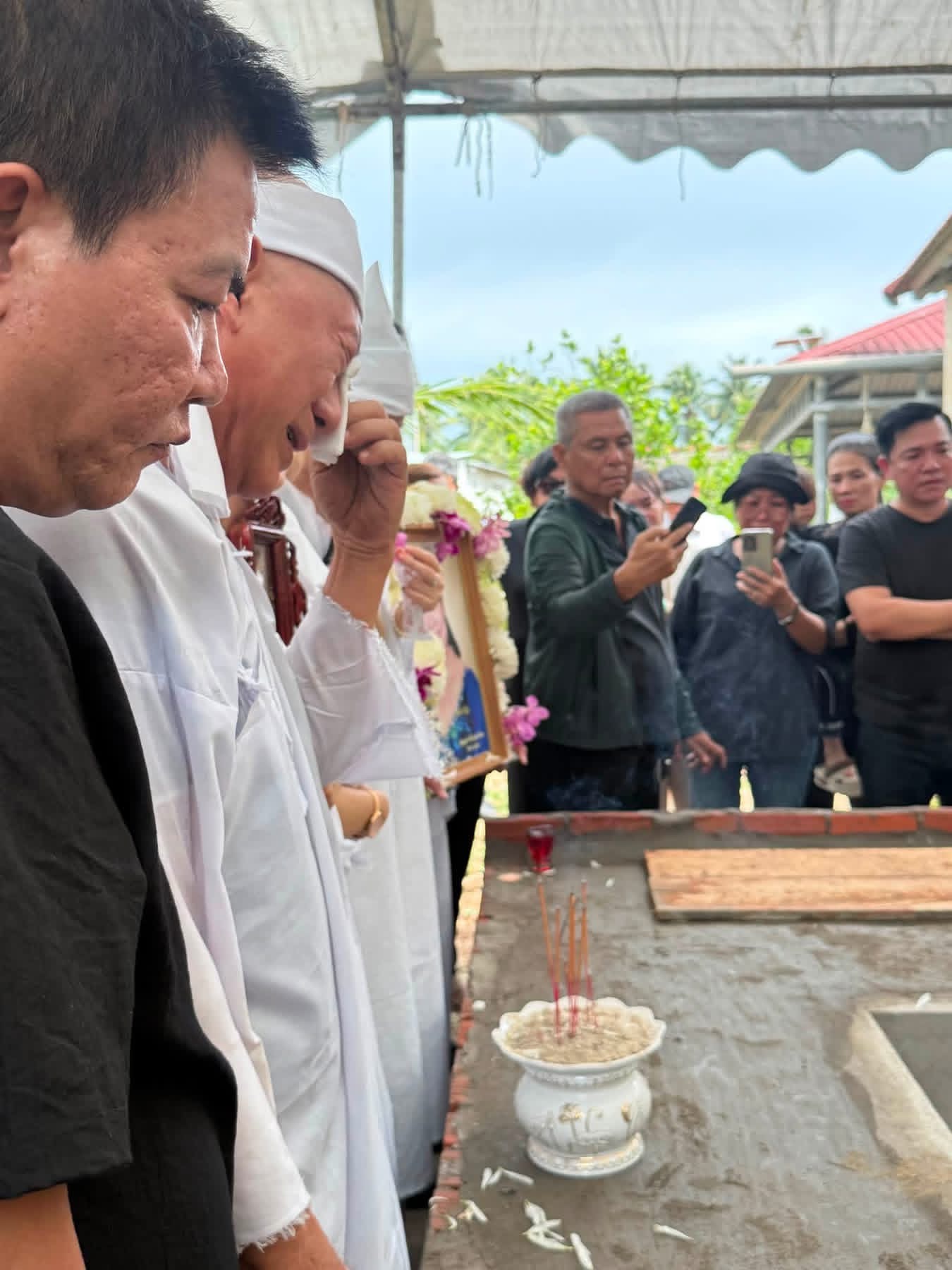 NSND Tạ Minh Tâm khóc nức nở.