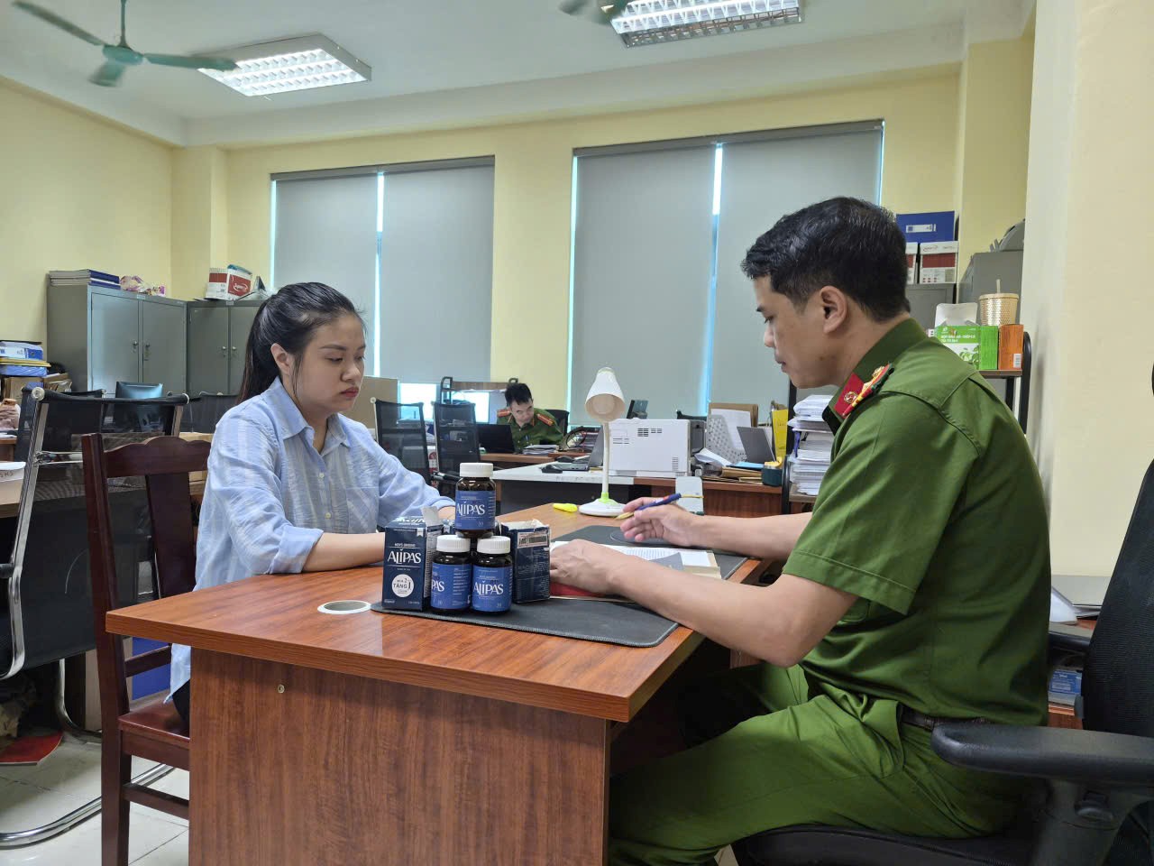 Cơ quan Công an làm việc với đối tượng Nguyễn Thị Tuyết Nga - Ảnh: Công an Phú Thọ
