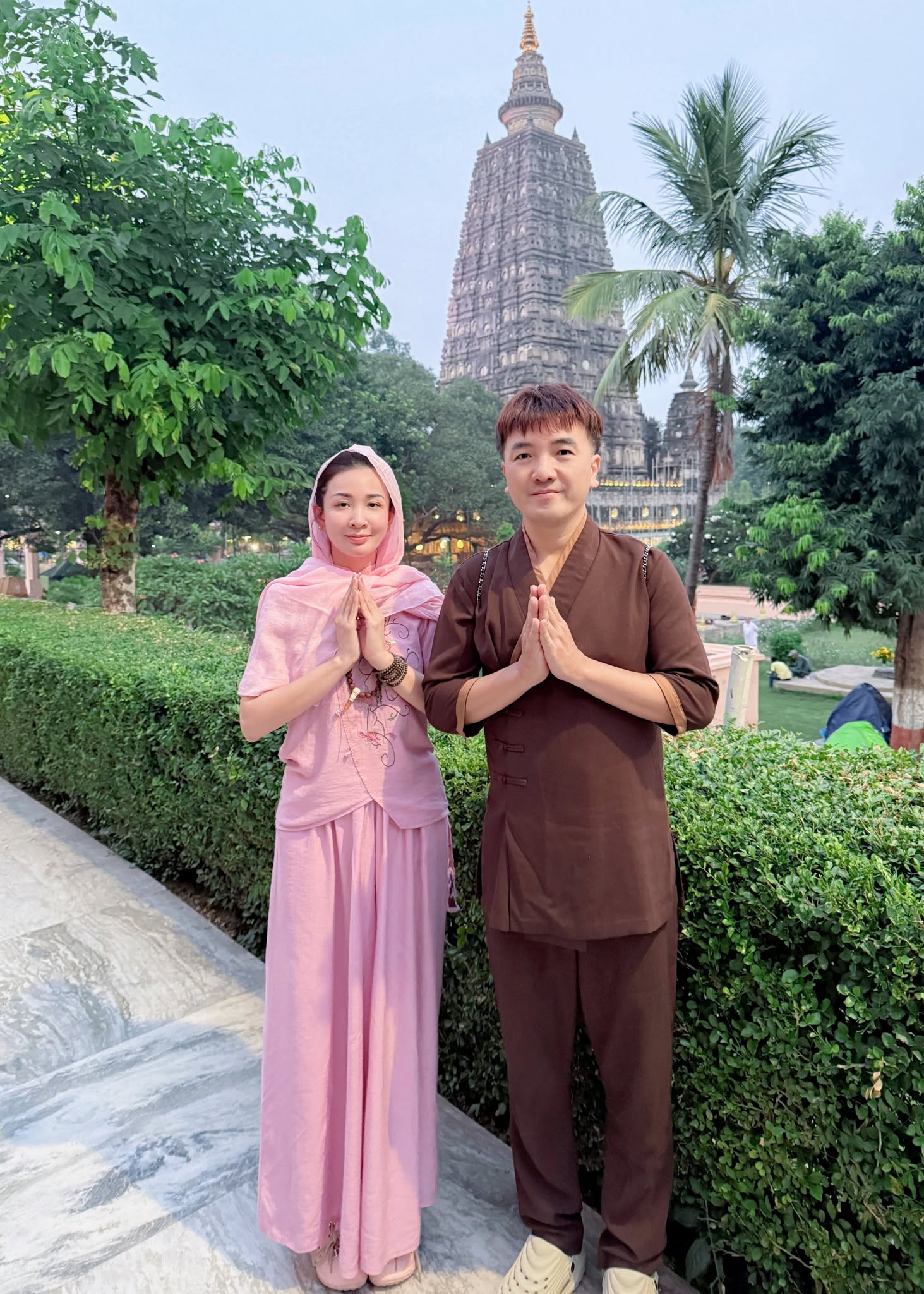 Không chỉ đồng điệu trong hôn nhân và công việc, cả hai còn cùng hướng đến cuộc sống tu tập, hướng Phật