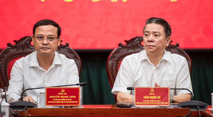 Ông Nguyễn Mạnh Tuấn - Phó Chủ tịch thường trực UBND tỉnh Tuyên Quang và ông Trần Mạnh Lợi - Trưởng Ban Tuyên giáo và Dân vận tỉnh Tuyên Quang, chủ trì họp báo - Ảnh: VTC News