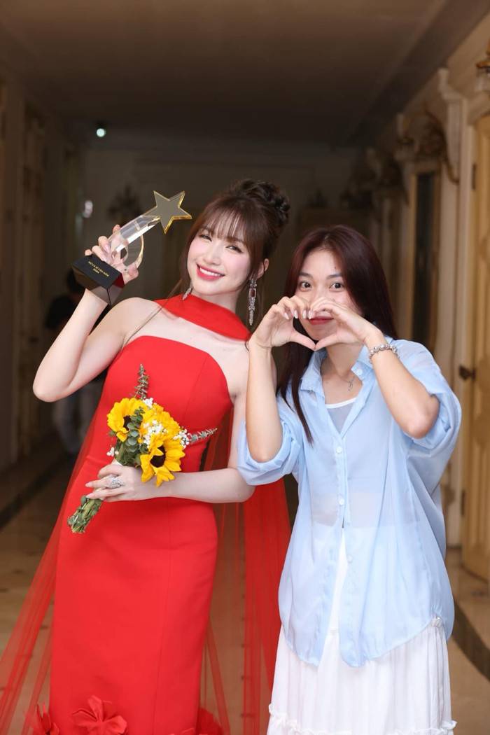 Hòa Minzy và trợ lý đồng hành bên nhau nhiều năm.