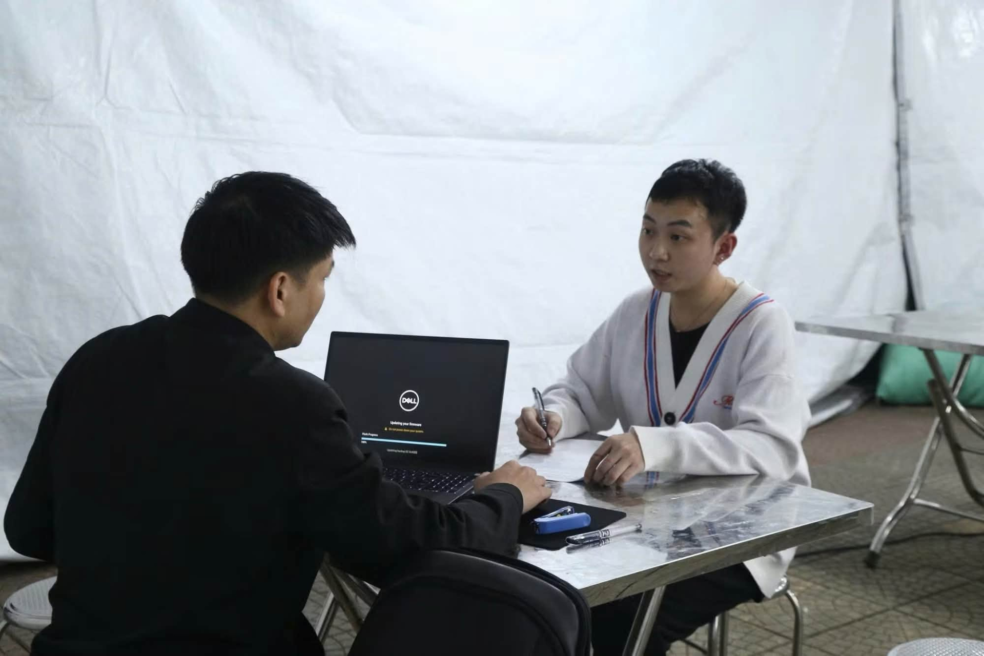 Cơ quan chức năng làm việc với các đối tượng - Ảnh: Cục An ninh mạng