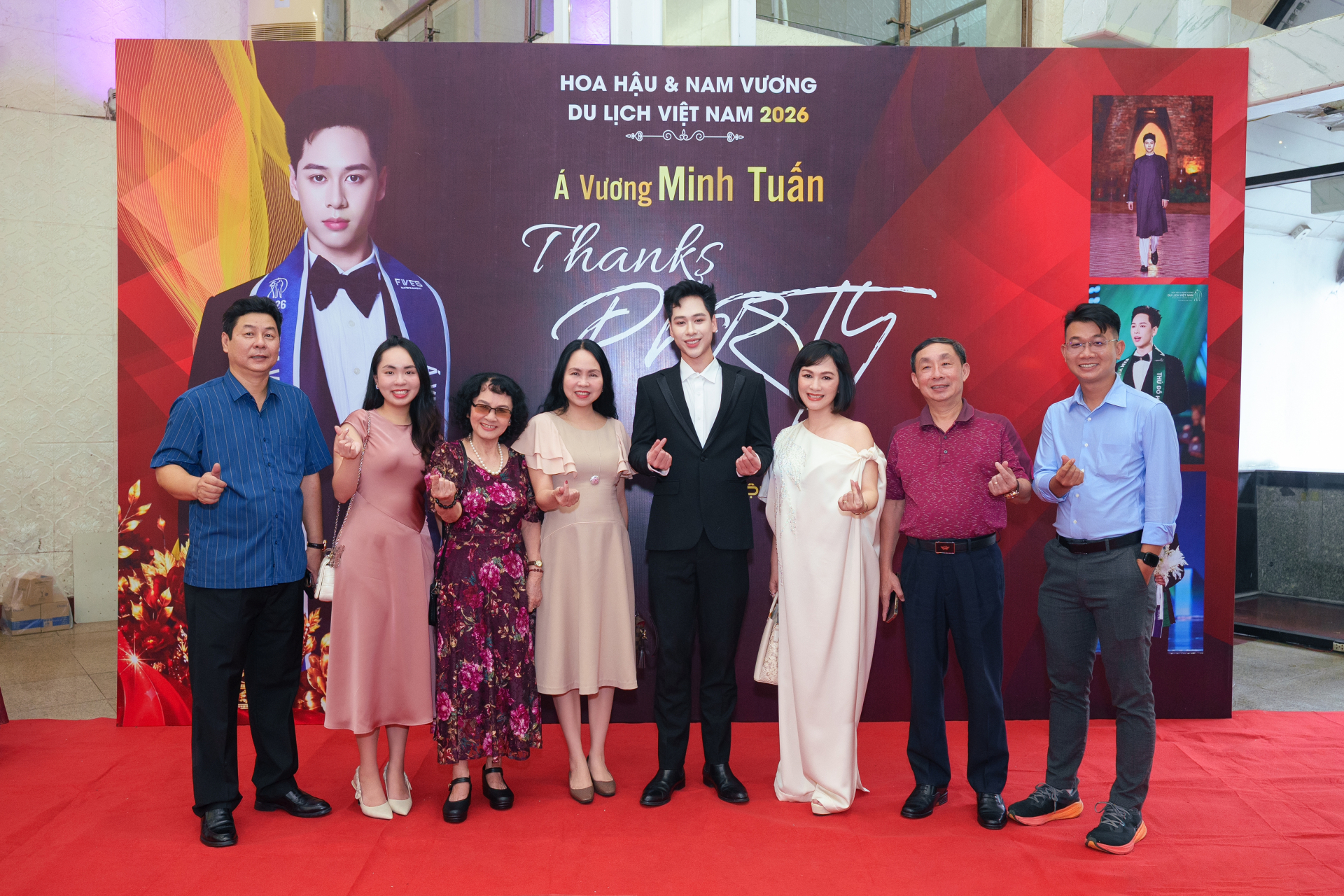 Bạn bè, người thân, nghệ sĩ tới chúc mừng Minh Tuấn.