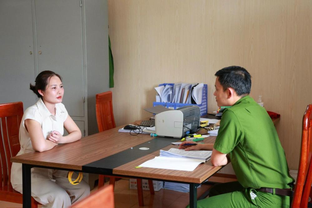 Công an làm việc với các bị can - Ảnh: Công an Bắc Ninh
