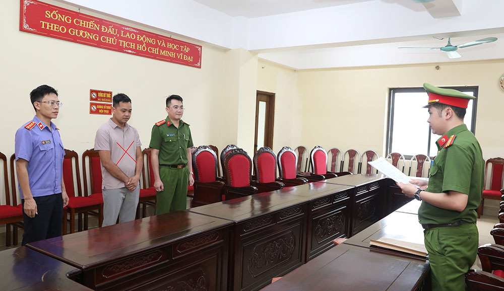 Cơ quan CSĐT thi hành cách lệnh tố tụng hình sự đối với đối tượng Nguyễn Mạnh Cường (Dấu X) - Ảnh: Công an Sơn La
