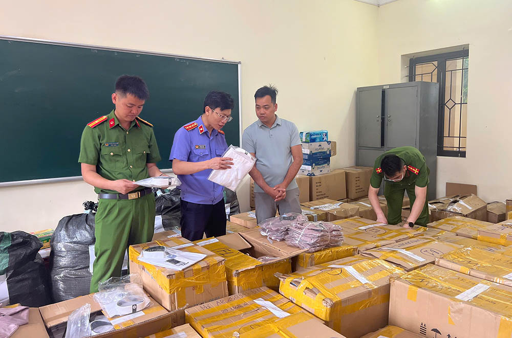 Các lực lượng chức năng tiến hành kiểm tra số hàng hóa đối tượng Nguyễn Mạnh Cường làm giả - Ảnh: Công an Sơn La
