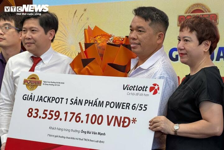 Anh Mạnh giải thưởng hơn 83 tỷ đồng hồi tháng 6. (Ảnh: VTC News)