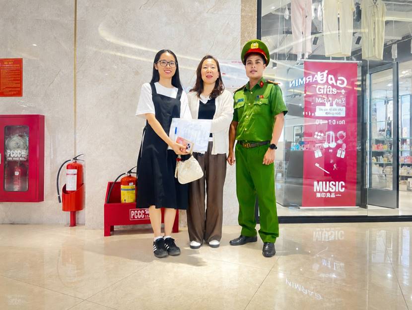 Công an phường Yên Hòa phối hợp hỗ trợ bà Choi Nankyoung nhận lại số tiền 92.555.000 đồng do chuyển nhầm tài khoản - Ảnh: Công an Hà Nội