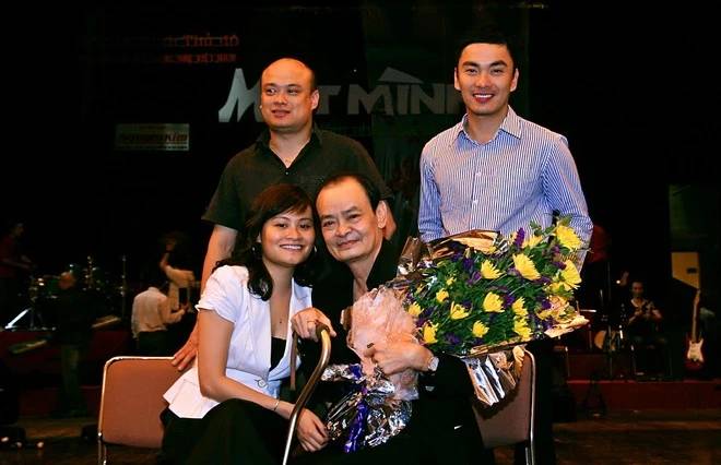 Nhạc sĩ Thanh Tùng bên 3 người con.