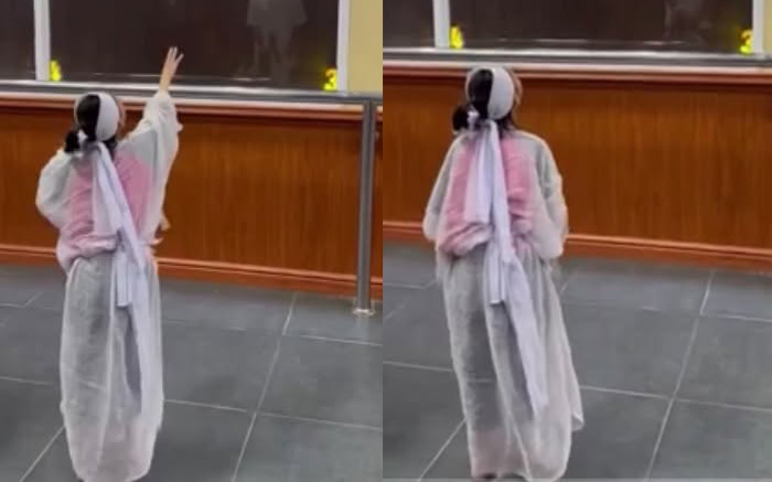 Khoảnh khắc N. khóc nghẹn, với tay gọi mẹ ở nhà tang lễ khiến người xem thắt lòng. (Ảnh: Cắt từ clip)