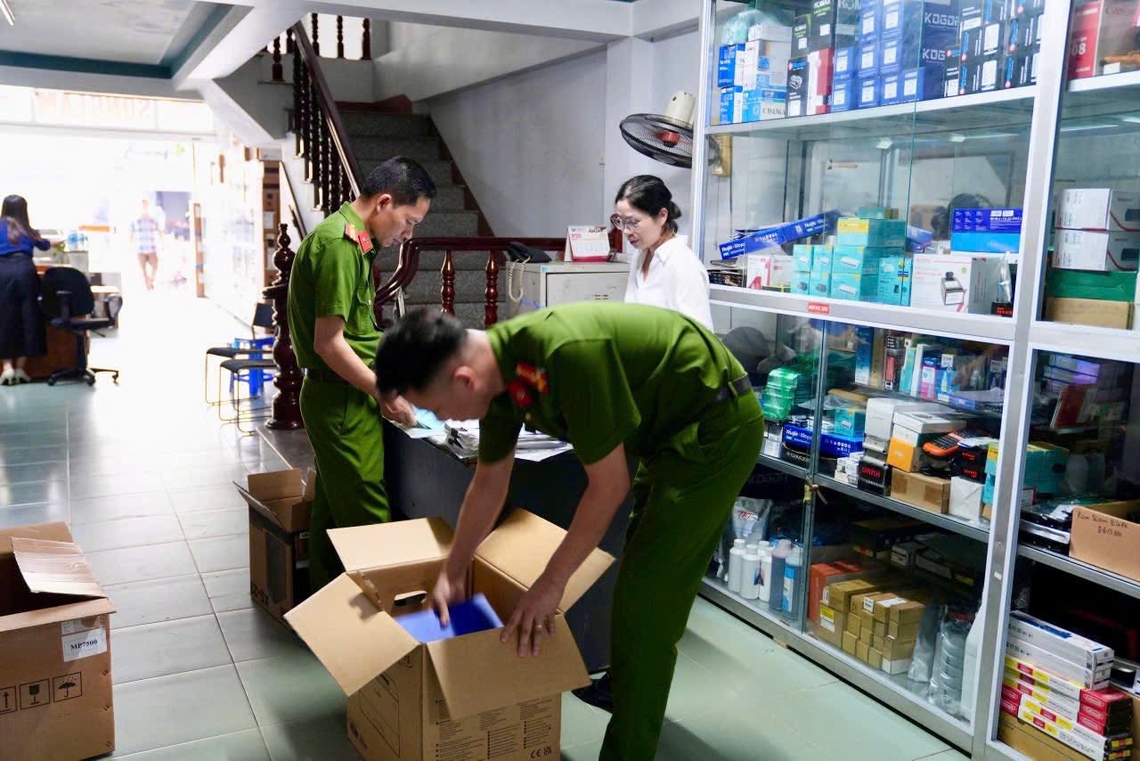 Cơ quan Cảnh sát điều tra khám xét nơi ở và nơi làm việc của Nguyễn Thị Thanh Huyền - Ảnh: Bộ Công an