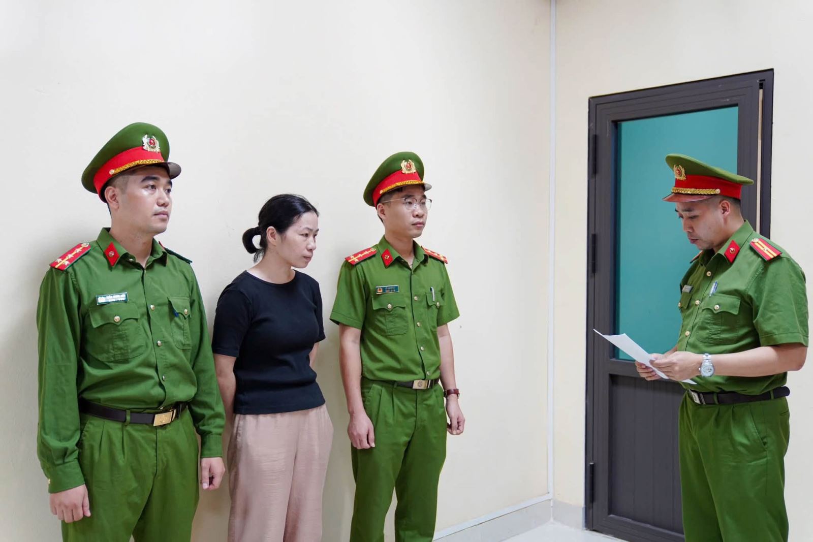 CSĐT thi hành lệnh khởi tố bị can đối với Nguyễn Thị Thanh Huyền - Ảnh: Công an tỉnh Phú Thọ