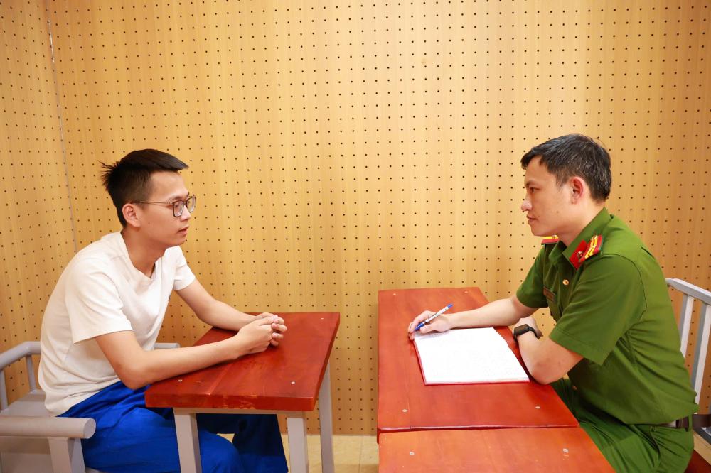 Cơ quan điều tra làm việc với Hoàng Tuấn Nhật - Ảnh: Công an Hà Tĩnh