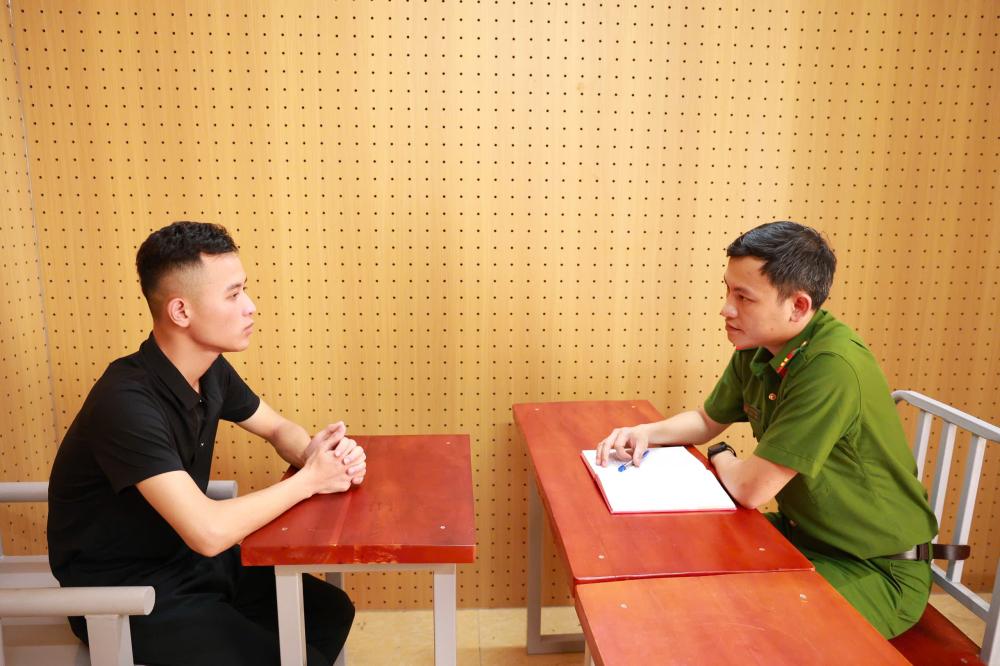 Cơ quan điều tra làm việc với Nguyễn Vũ Kỳ - Ảnh: Công an Hà Tĩnh