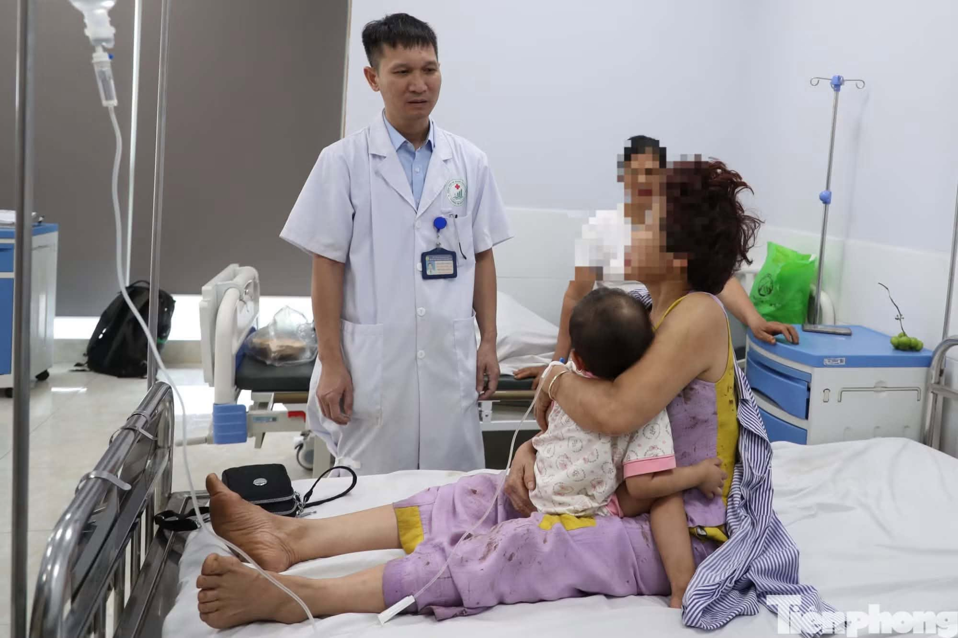 Các nạn nhân đang điều trị tại Bệnh viện Đa khoa Thường Tín. (Ảnh: Tiền Phong)