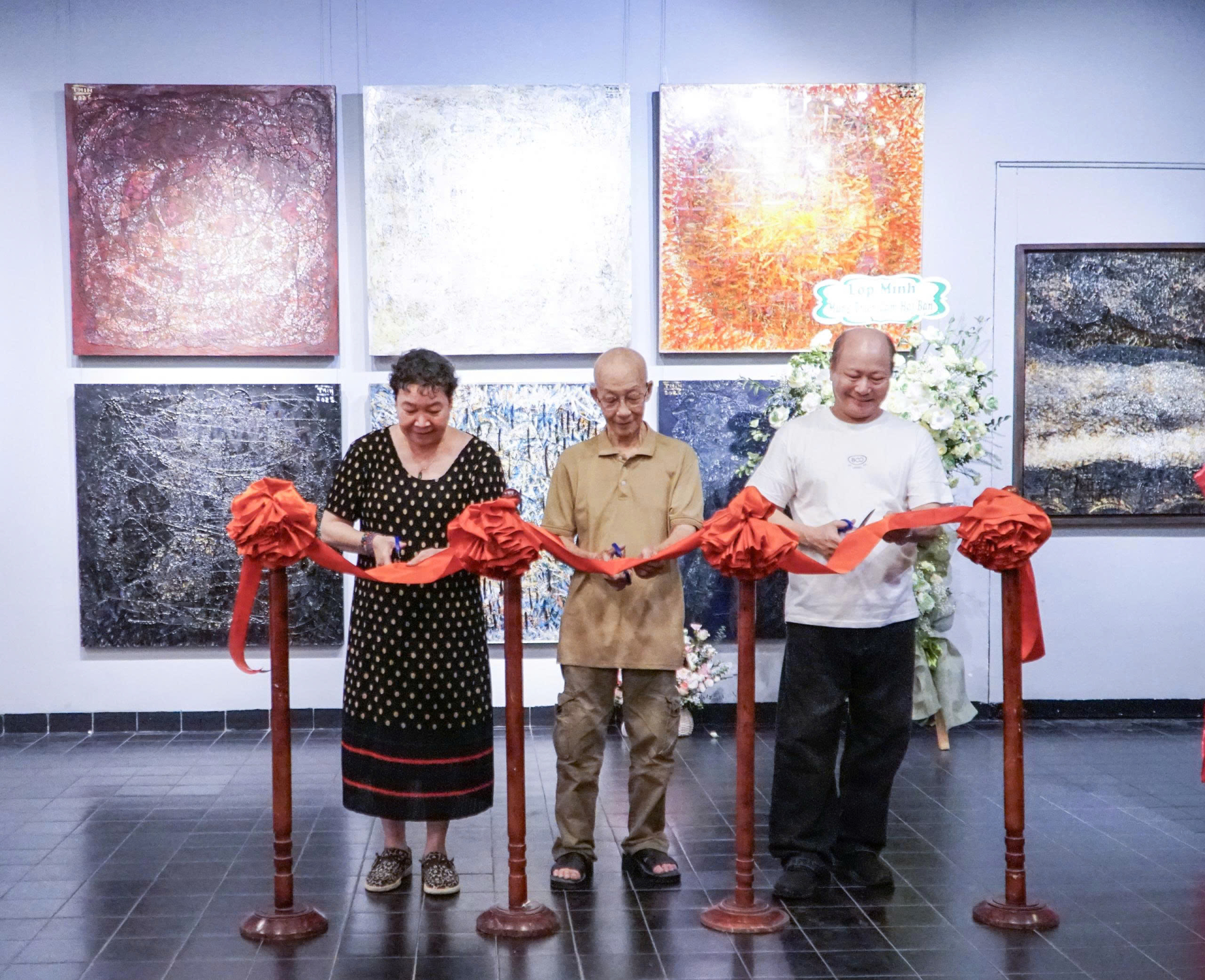 Họa sĩ Trần Luân Tín đứng giữa.