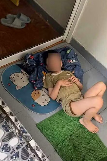 Hình ảnh bé K. nằm trên thảm.