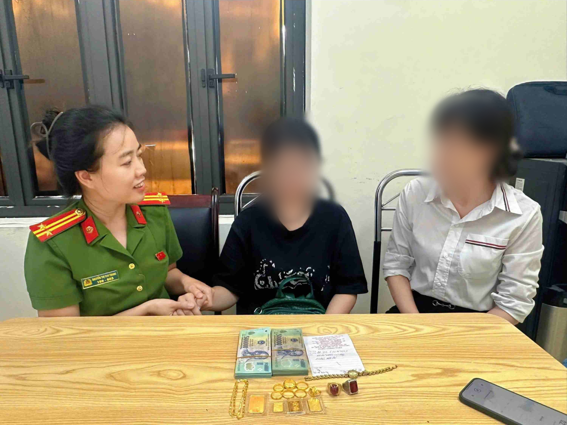 Công an trấn an nạn nhân và bàn giao toàn bộ số tài sản cho gia đình - Ảnh: Công an Hà Nội