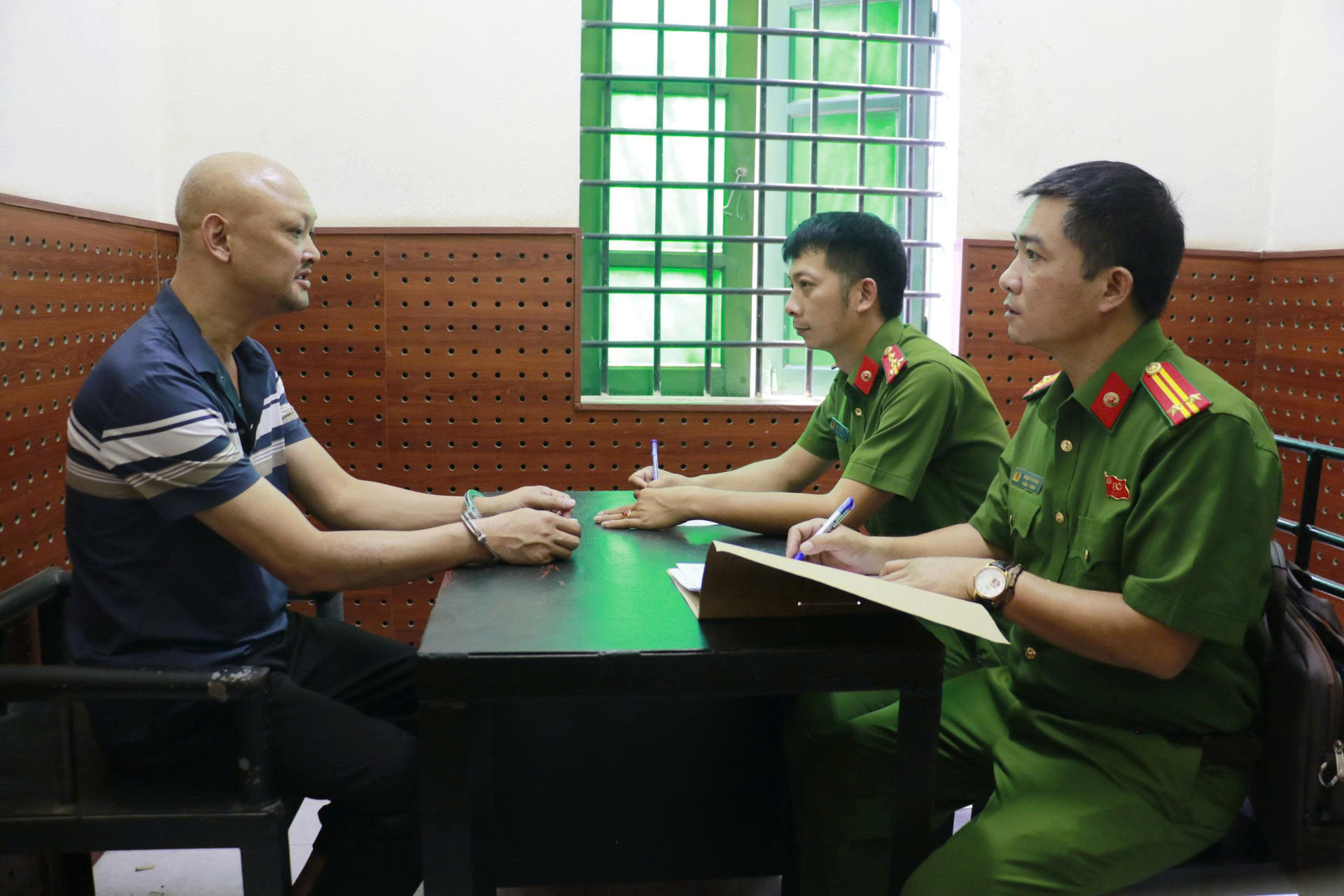 Công an lấy lời khai đối tượng - Ảnh: Công an Nghệ An
