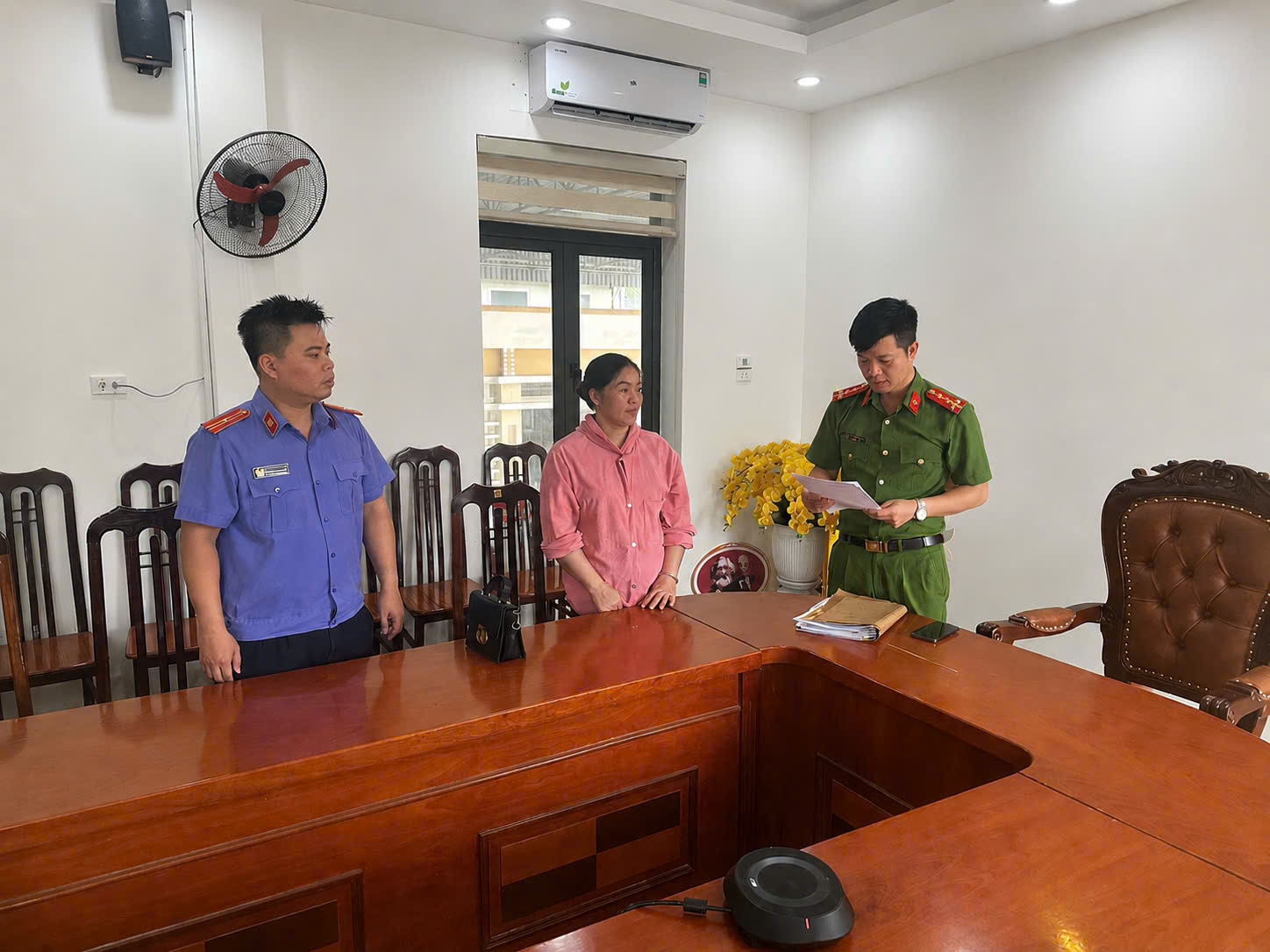 Điều tra viên và Kiểm sát viên tống đạt Quyết định khởi tố bị can đối với Bùi Thị Thon - Ảnh: Công an Phú Thọ