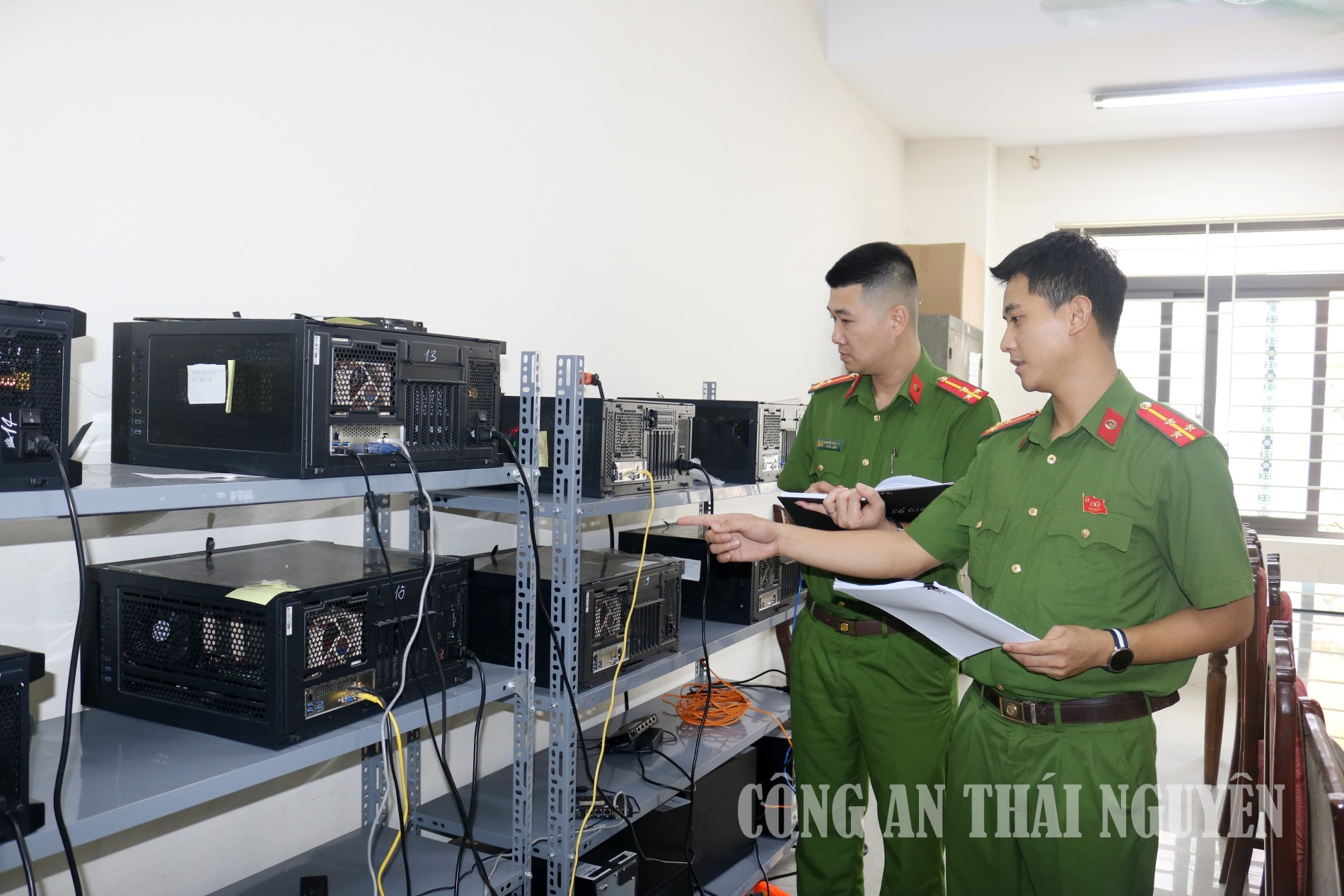 Số tài liệu, thiết bị liên quan vụ án - Ảnh: Công an Thái Nguyên