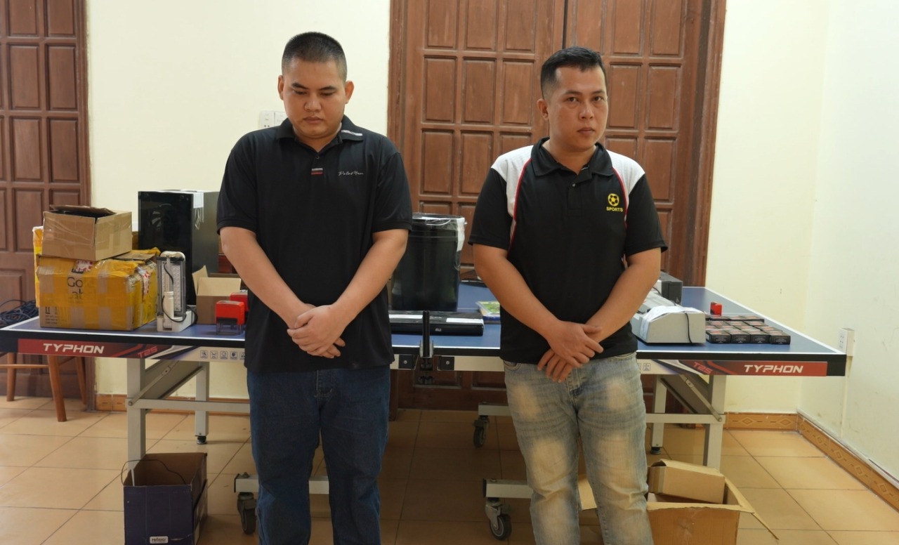 2 bị can Nguyễn Hữu Chí và Trần Lâm Thanh Phong đã bị khởi tố về hành vi “Làm giả con dấu, tài liệu của cơ quan, tổ chức” - Ảnh: Công an Quảng Trị