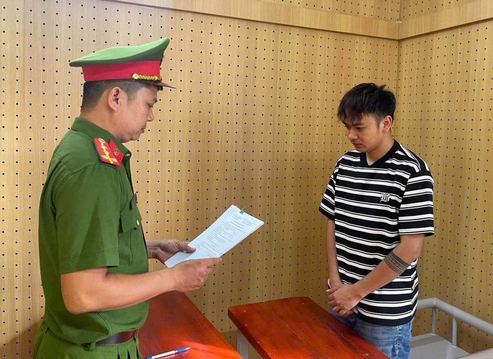 Cơ quan CSĐT công bố quyết định khởi tố đối với Trần Đình Hoàng - Ảnh: Công an Nghệ An