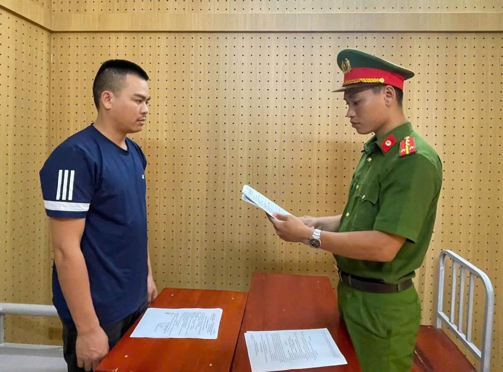 Cơ quan CSĐT công bố quyết định khởi tố đối với Bùi Công Dũng - Ảnh: Công an Nghệ An