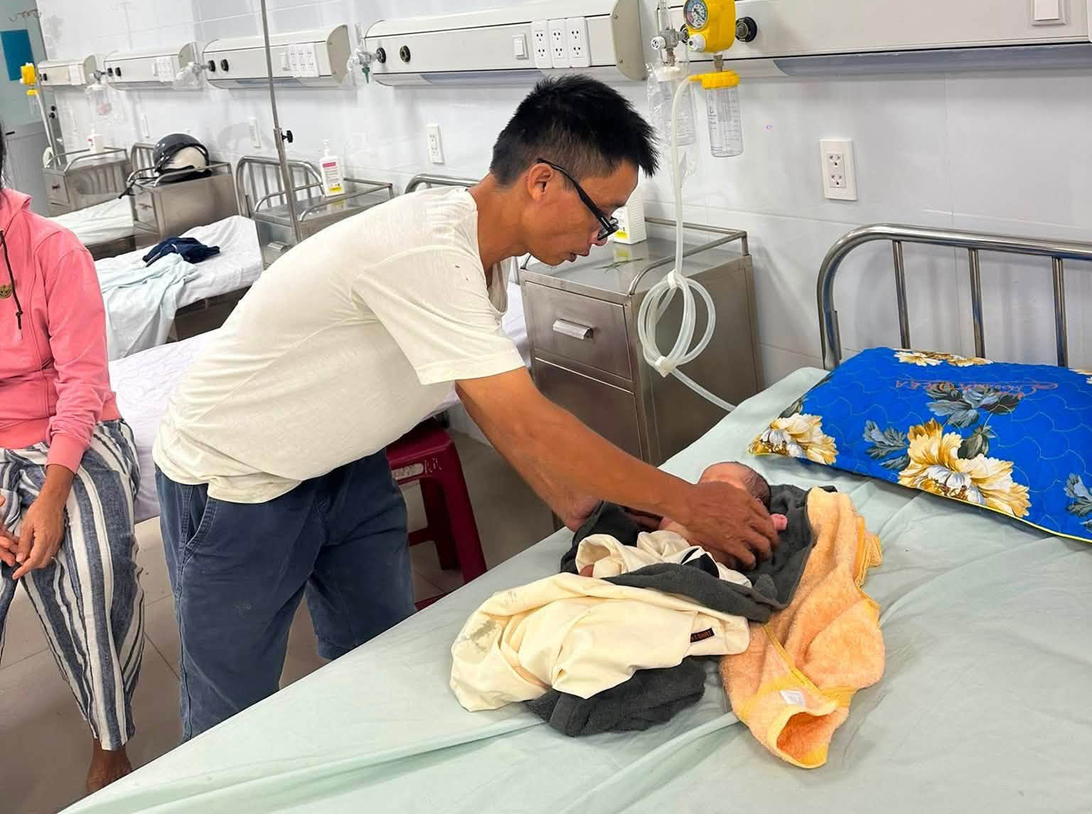 Cháu bé sức khỏe hiện ổn định, đang được chăm sóc tại Bệnh viện Đa khoa Trung tâm tỉnh Gia Lai. (Ảnh: Hiệp Trần)