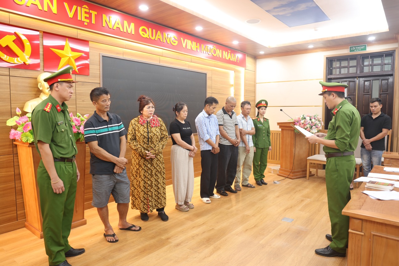 Cơ quan CSĐT đọc quyết định khởi tố các bị can - Ảnh: Công an Quảng Trị