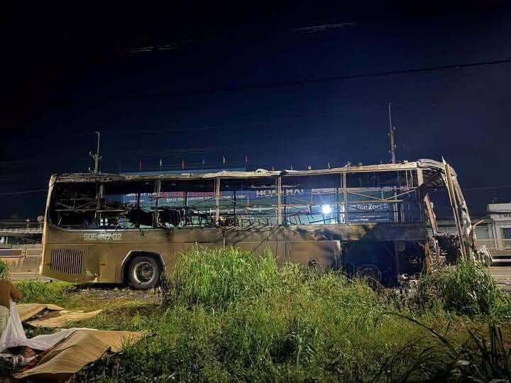 Chiếc xe bị thiêu rụi, chỉ còn trơ khung sau vụ hoản hoạn nghiêm trọng. (Ảnh: VTC News)
